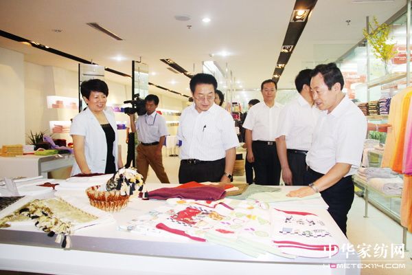 中華全國總工會(huì )副主席張鳴起孚日調研